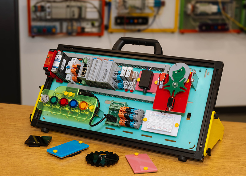 Detail of the iREAL trainer on a lab table